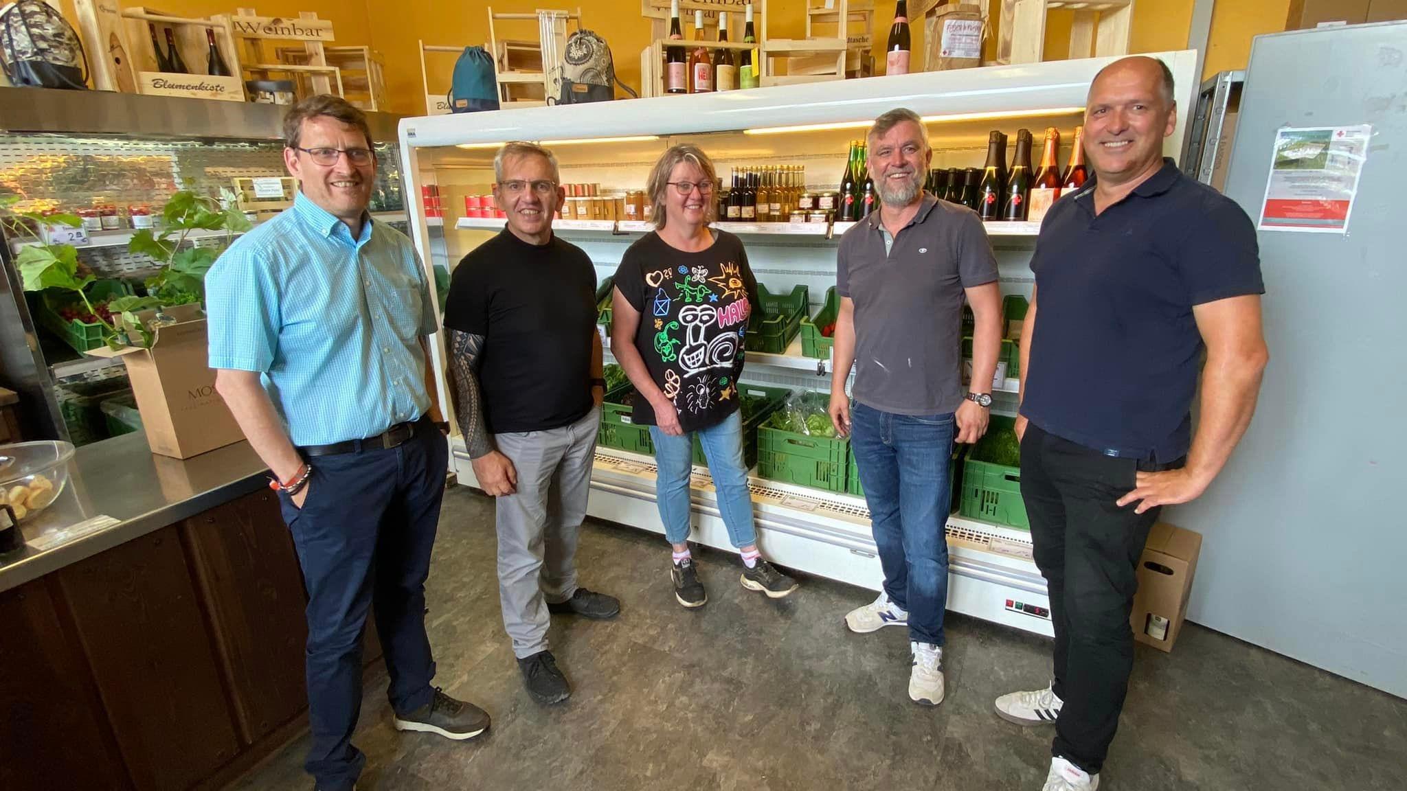 Unser Foto zeigt Roland Hinzmann und Dekan Peter Klauer vom Leitungsteam sowie Frau Hill vom Hofladen, Herr Müller-Meine und Herr Dietz vom DRK-Sozialwerk.