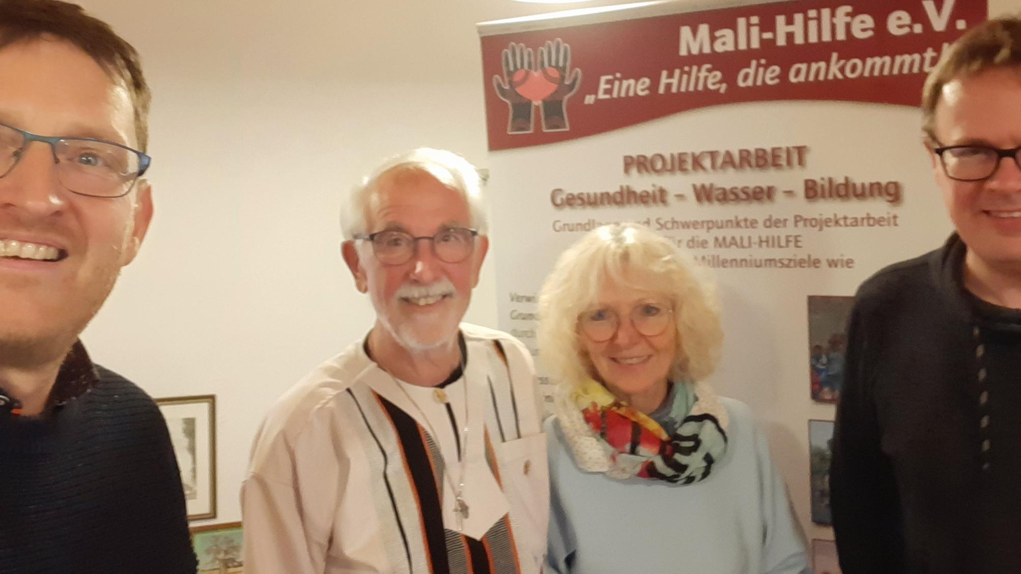 Besuch von Roland Hinzmann und Martin Schmitz bei Peter und Inge Brucker (Bildmitte) vom Verein Mali-Hilfe e.V.