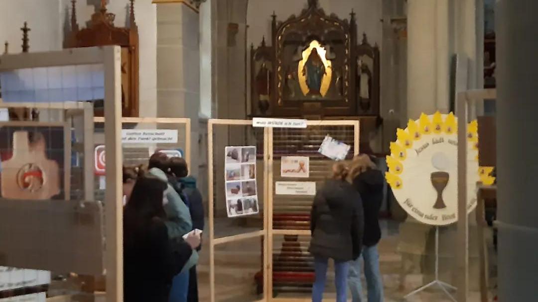 Besuch der Ausstelung 'Haltung zeigen!' in Dhron durch Schulklassen