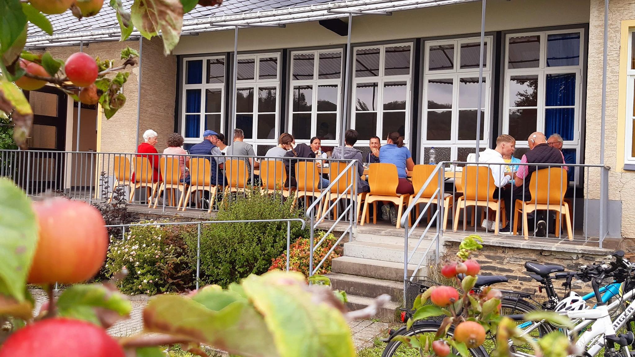 Sommerfrühstück vor dem Pfarrheim Maring