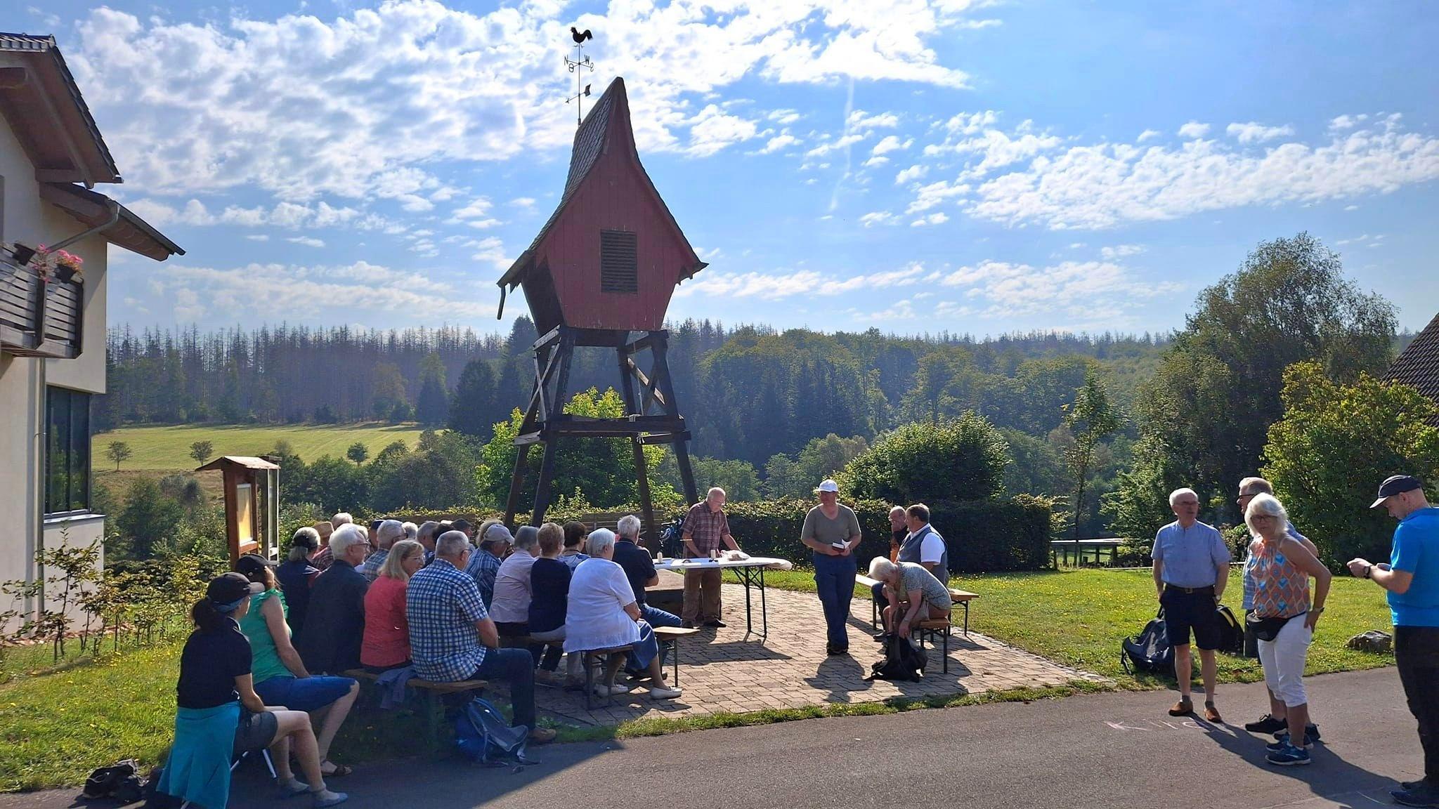 Gottesdienst am Glockenturm von Thranenweier