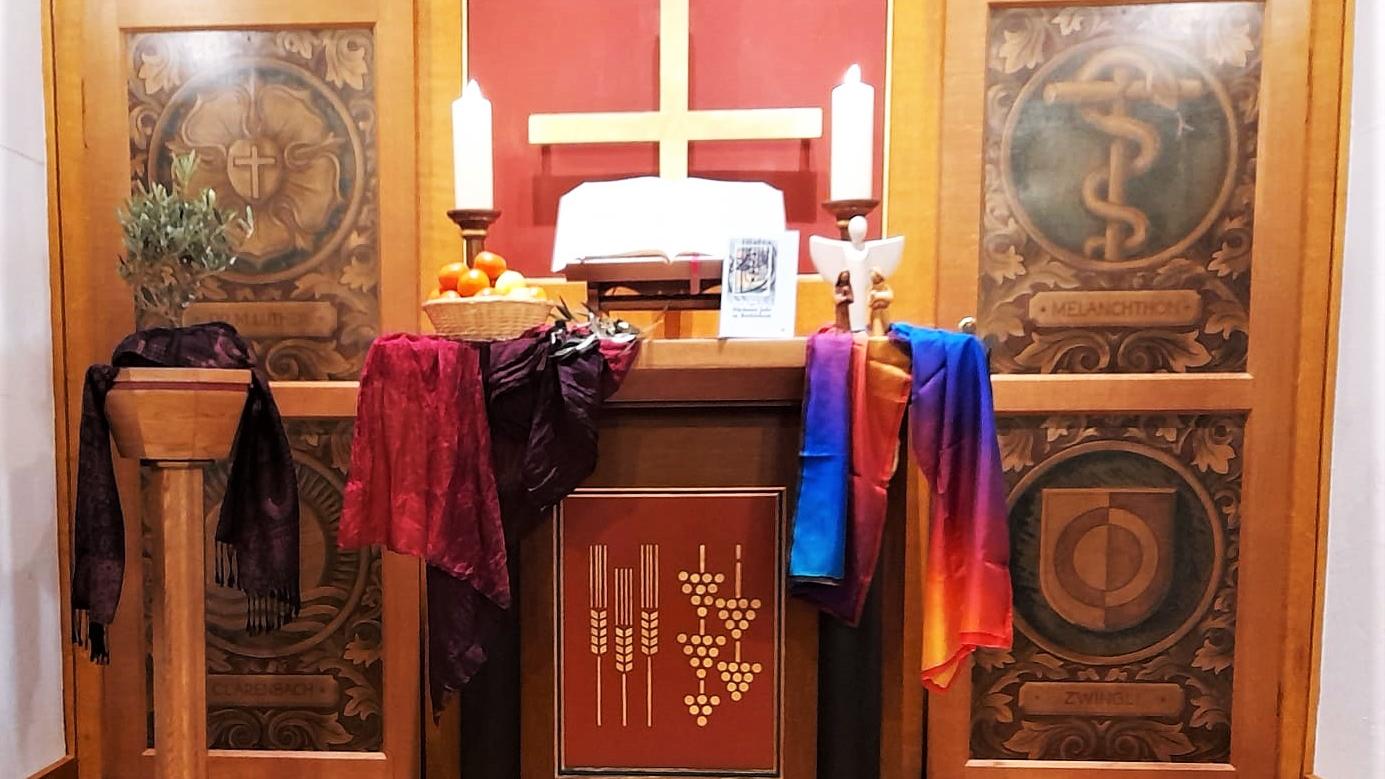 Der Altar in der evangelischen Kirche in Morbach