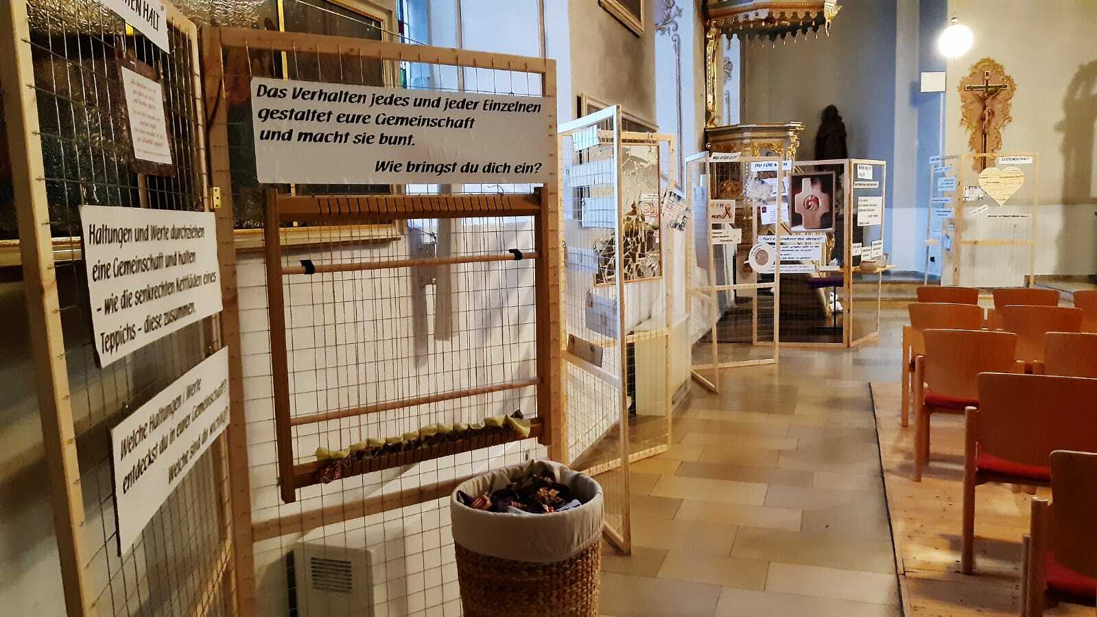 Blick auf die in St. Remigius in Brauneberg aufgebaute Wanderausstellung 'Haltung zeigen!'
