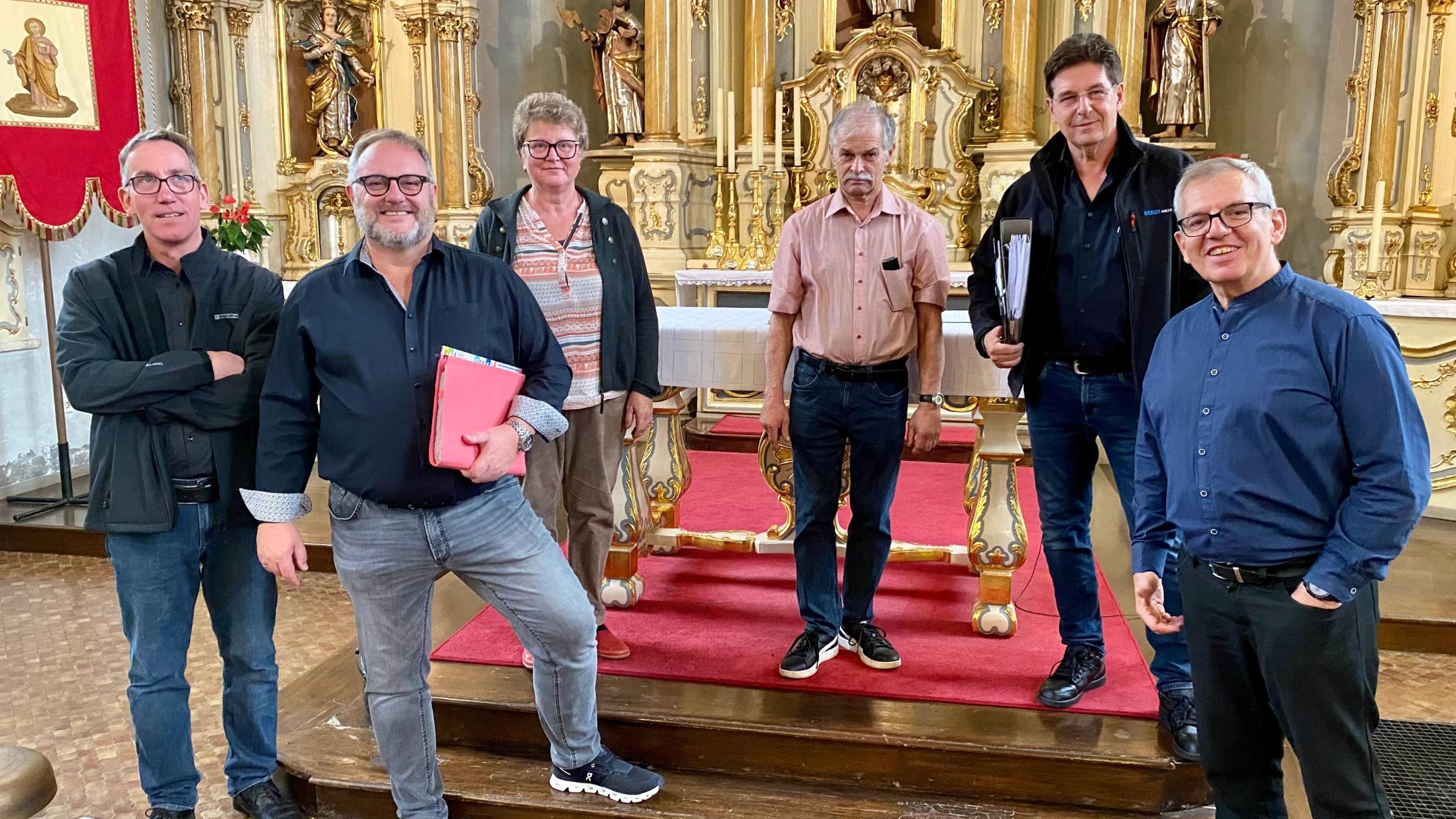 Dr. Georg Breitner, der Leiter des Amts für kirchliche Denkmalpflege und Diözesankonservator im Bistum Trier, Architekt Josef Eltges vom Bistum Trier, Küsterin Kornelia Licht, die auch Vorsitzende des Kirchbauförderkreises ist, Karl-Heinz Licht vom Verwaltungsrat der Kirchengemeinde St. Matthias, Architekt Peter Berdi und Pfarrer Peter Klauer (v.l.n.r.) beim Ortstermin in St. Peter, Osann