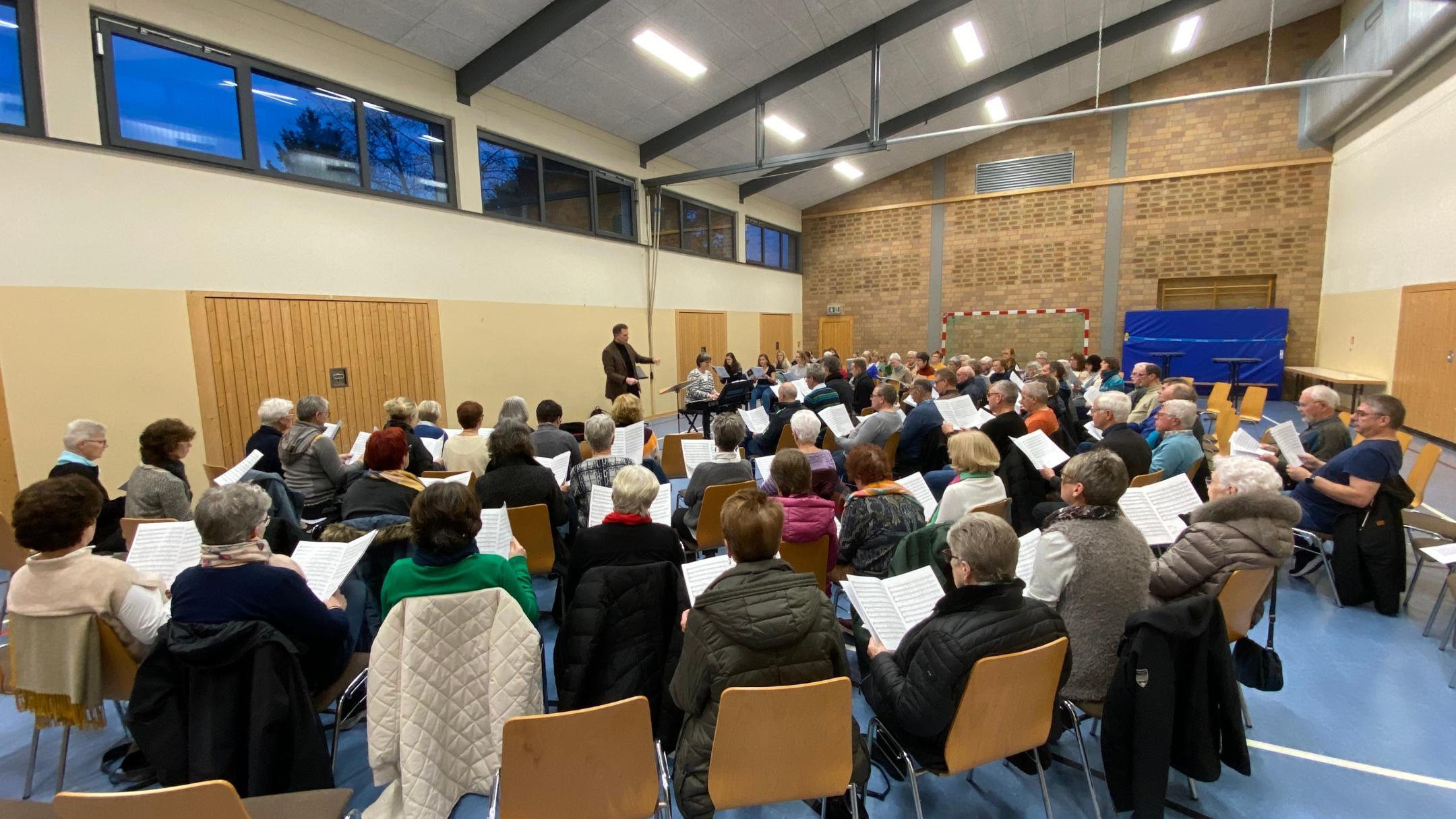 Chorprojekt 2023 Pastoraler Raum Bernkastel-Kues - Üben in der Gemeindehalle Longkamp