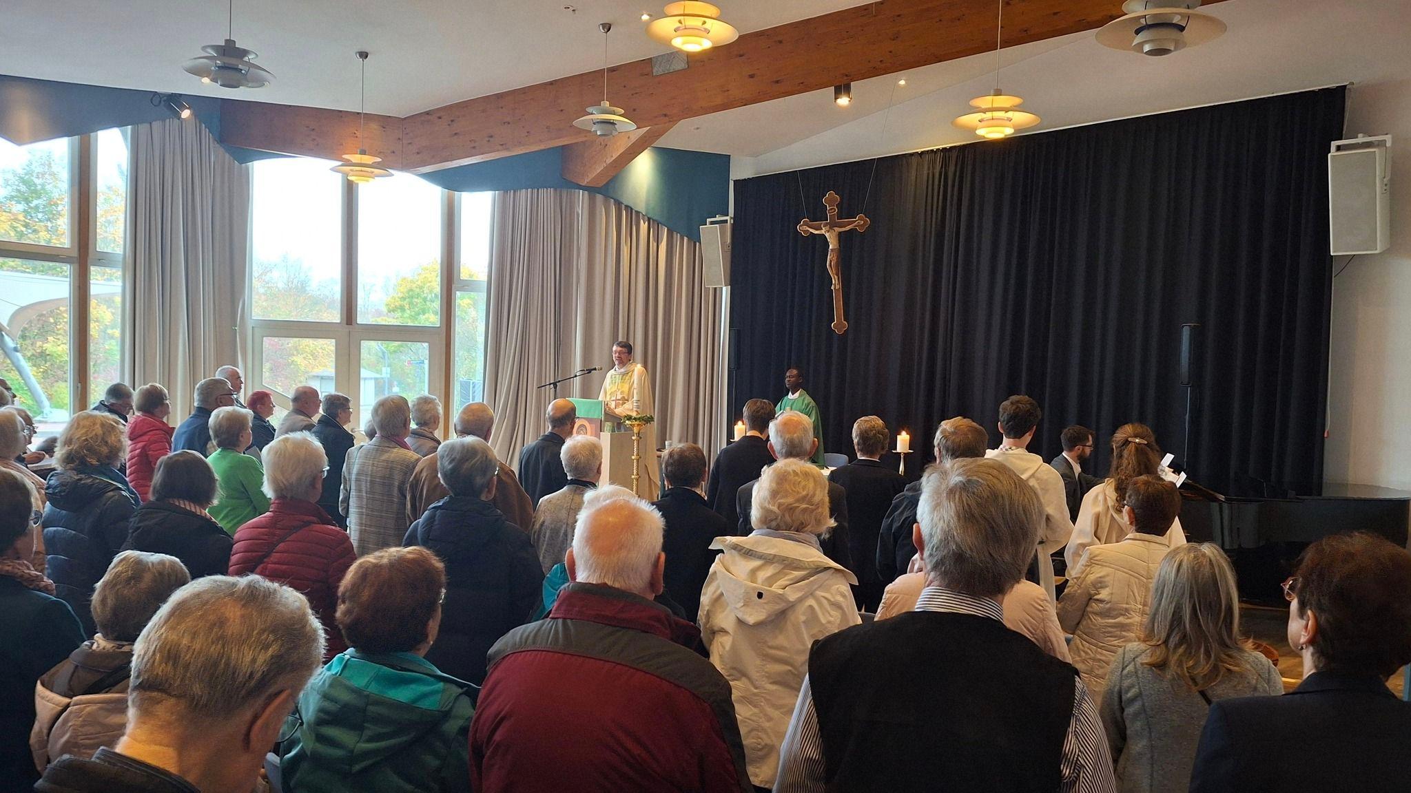 Pater Dr. Ralf Huning SVD feiert sein silbernes Priesterjubiläum im großen Saal des Kurgastzentrums
