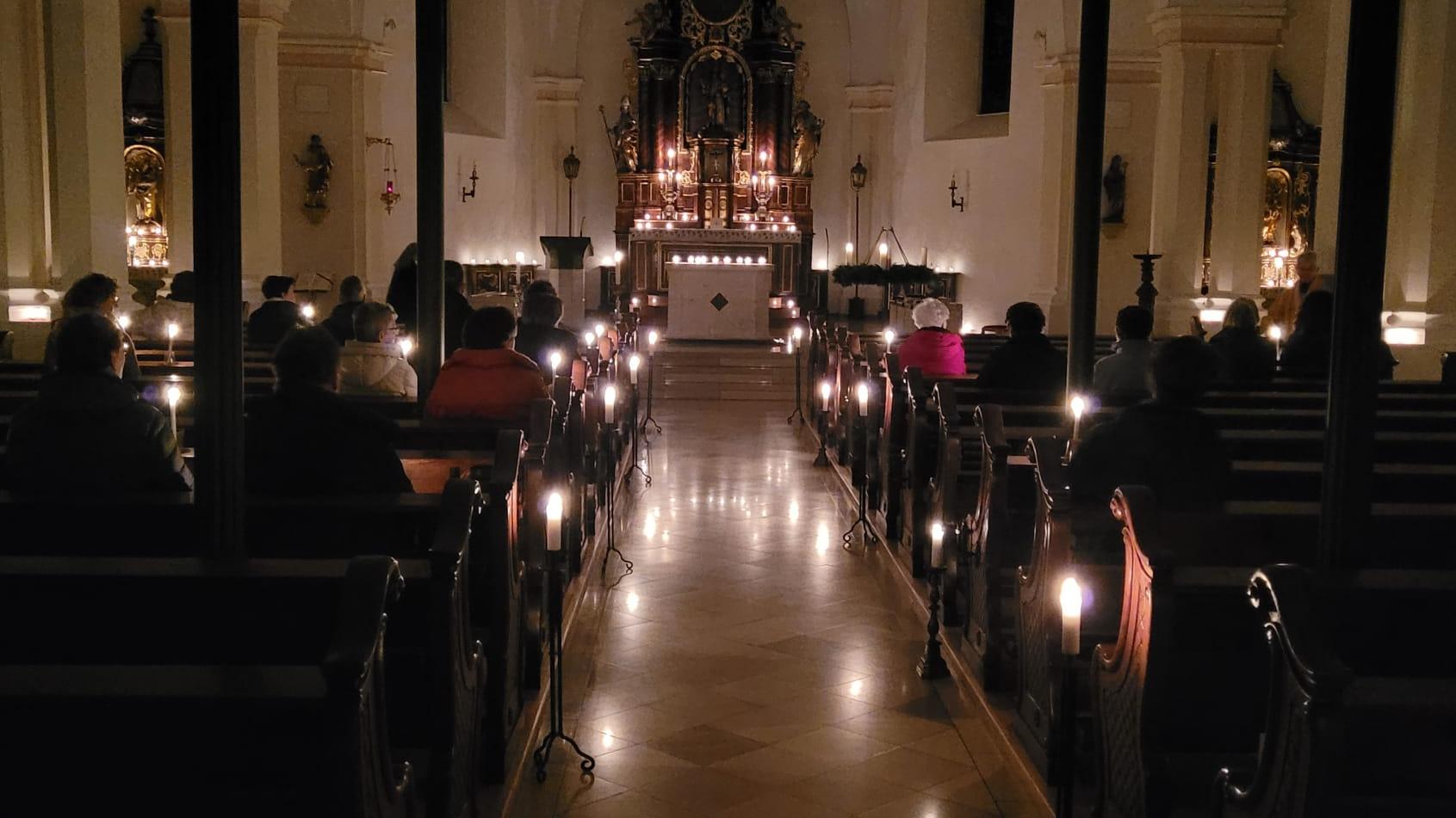 Rorate-Messe in St. Briktius, Kues
