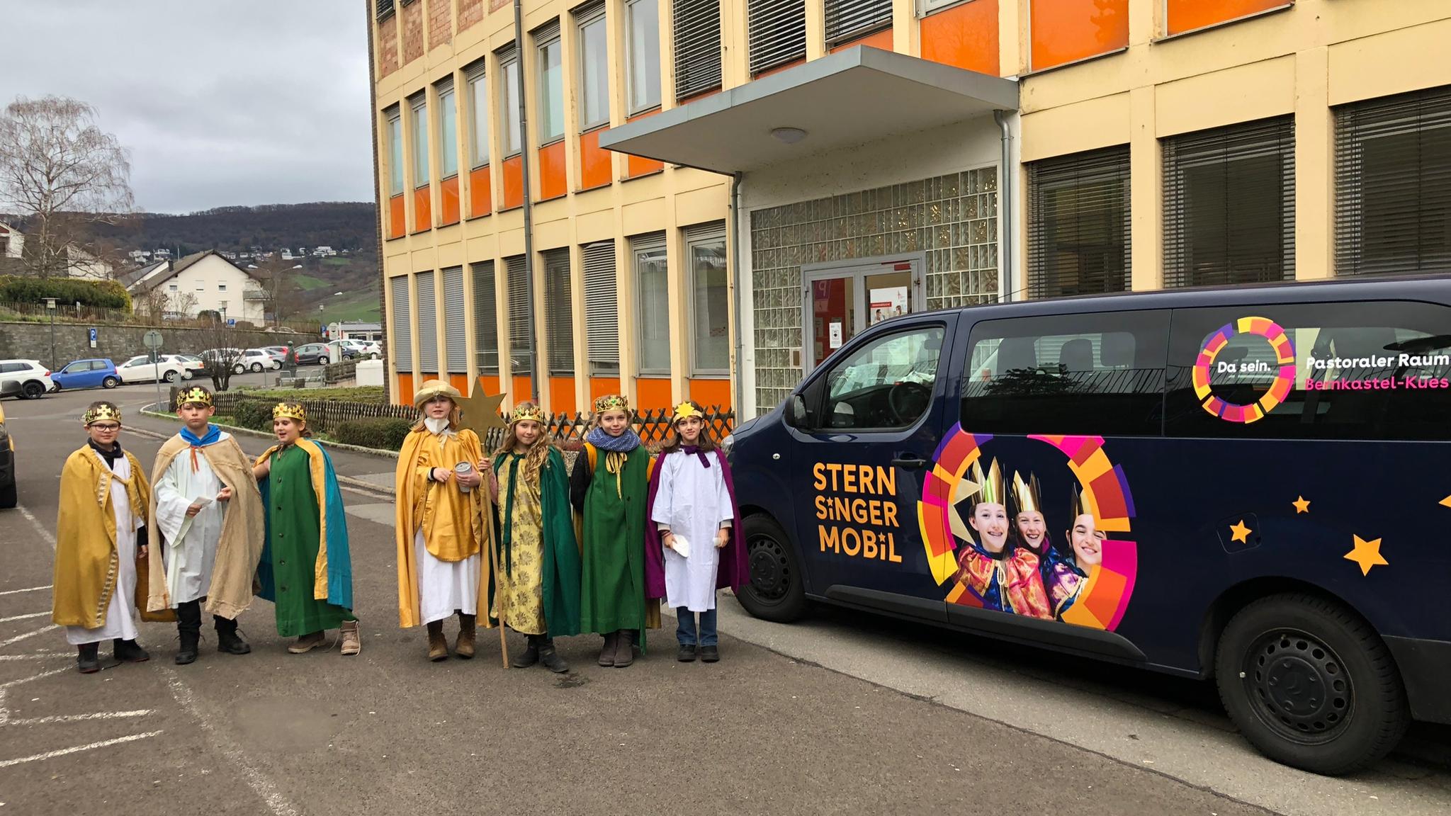 Das Sternsingermobil vor dem Cusanus Krankenhaus