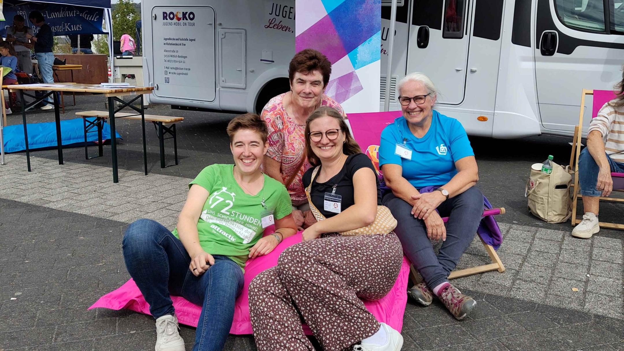 Unsere MItarbeiterinnen Pia Stahl, Wilma Ney, Elena Sachen-Wirtz und Dorothea Berresheim (v.l.n.r.) präsentieren ROCKO auf dem Kindertag der Verbandsgemeinde Bernkastel-Kues