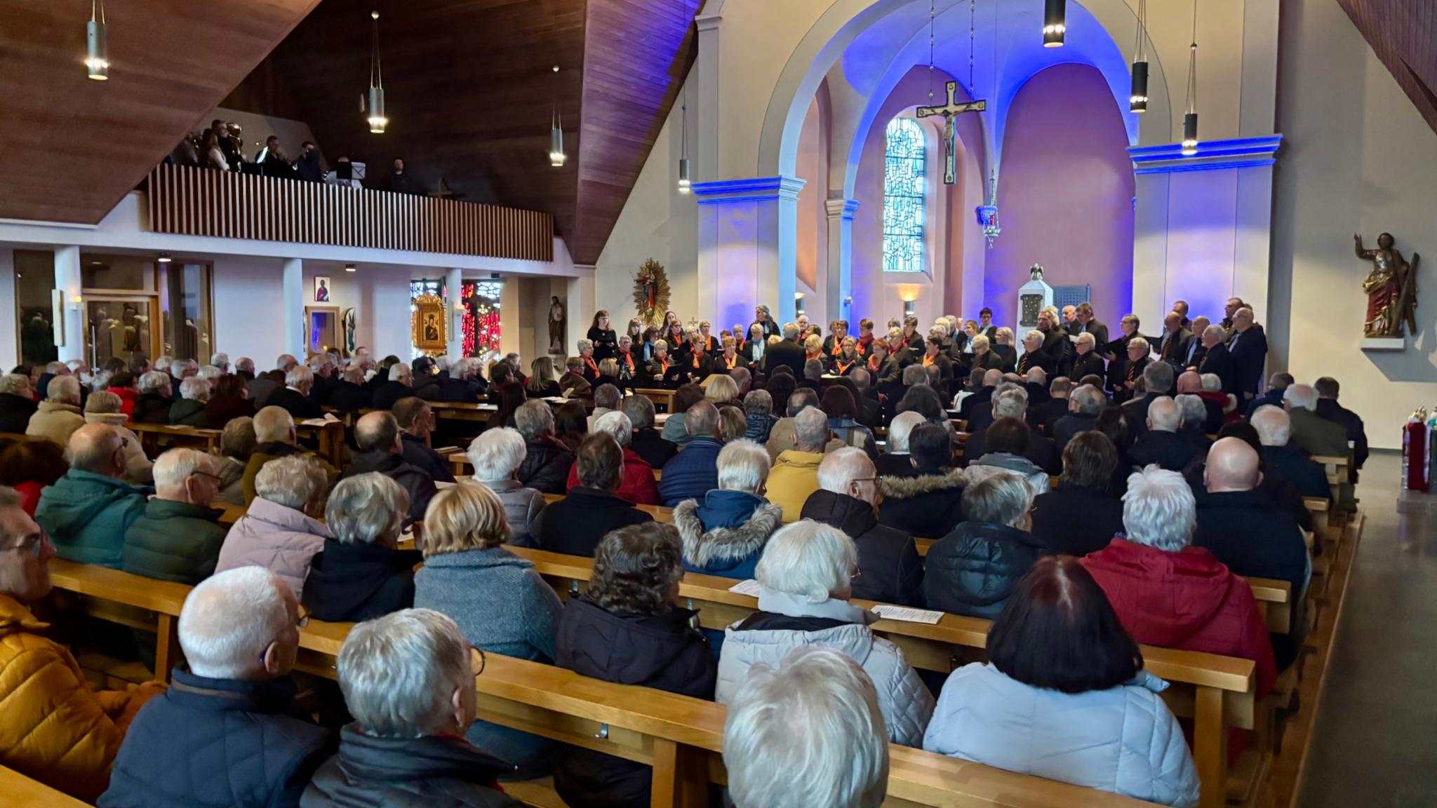 20260118 Chorjubiläum Longkamp 1 - Blick in die vollbesetzte Kirche