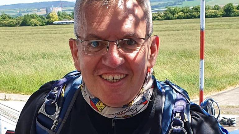 20251108 Peter Klauer Fallschirm