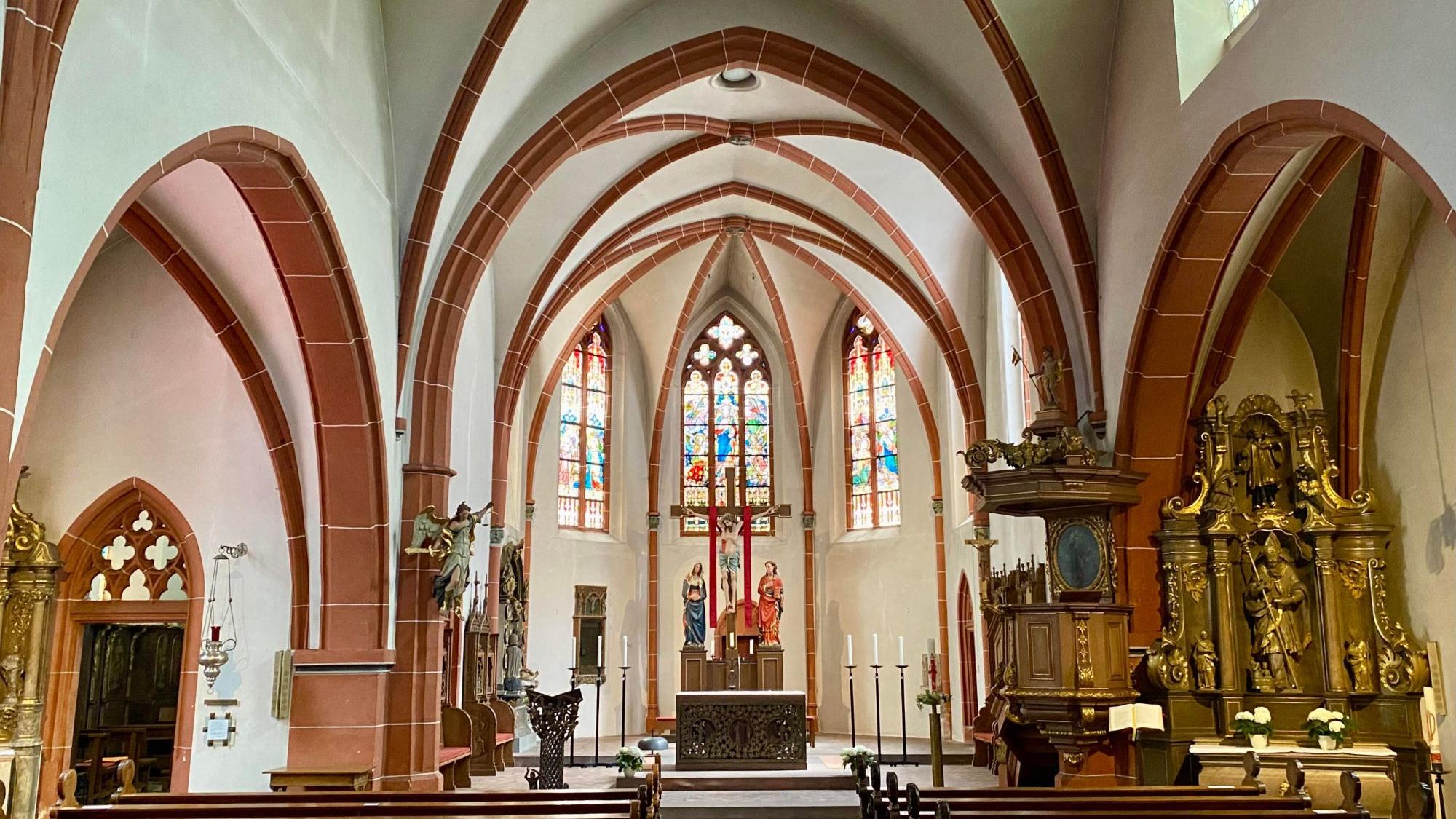 Bernkastel St. Michael 05 - Innenraum; das Kirchenschiff des 14. Jahrhunderts ist eine Pseudobasilika, deren Obergaden nur auf der südlichen Seite (rechts) durchfenstert ist